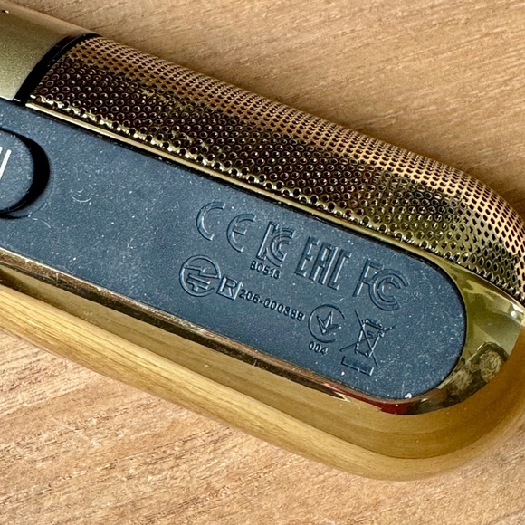 Beats by Dre Pill 2.0 Bluetooth Speaker Limited Edition & Black Character Stand - Picture 12 of 16